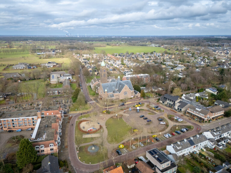 St. Willibrorduskerk aan het Willem-Alexanderplein in Teteringen